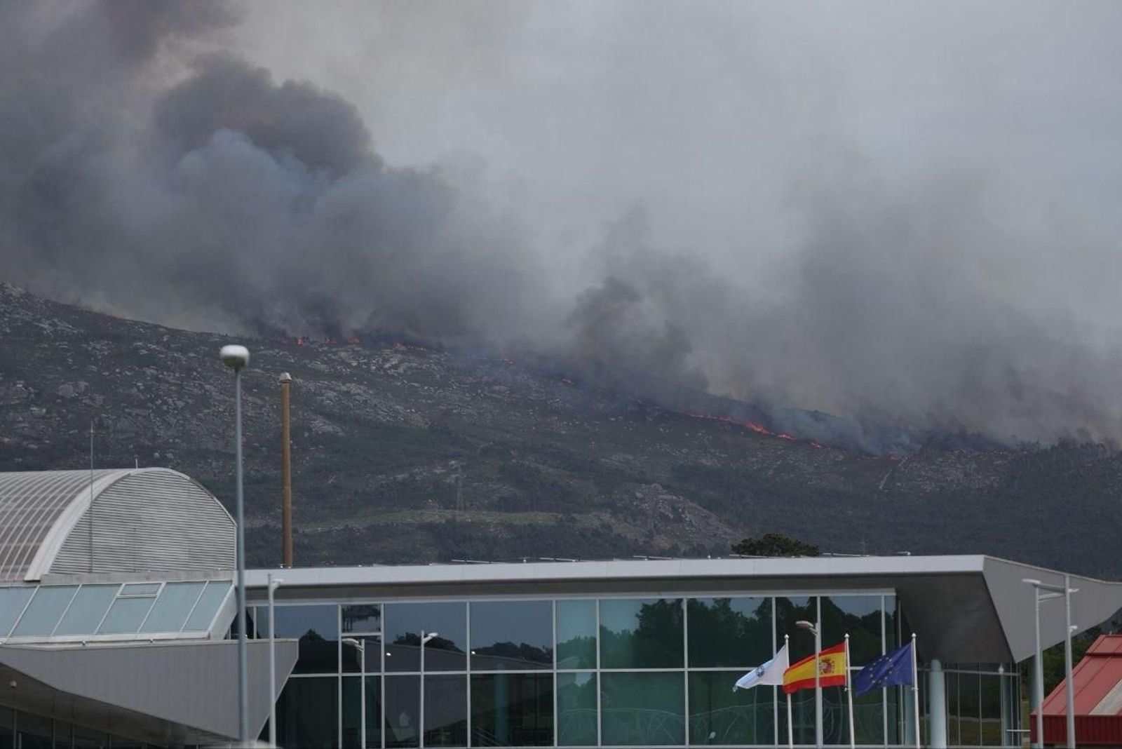 Galería | Las llamas devoran el monte Galleiro, entre Mos, Ponteareas y Pazos de Borbén
