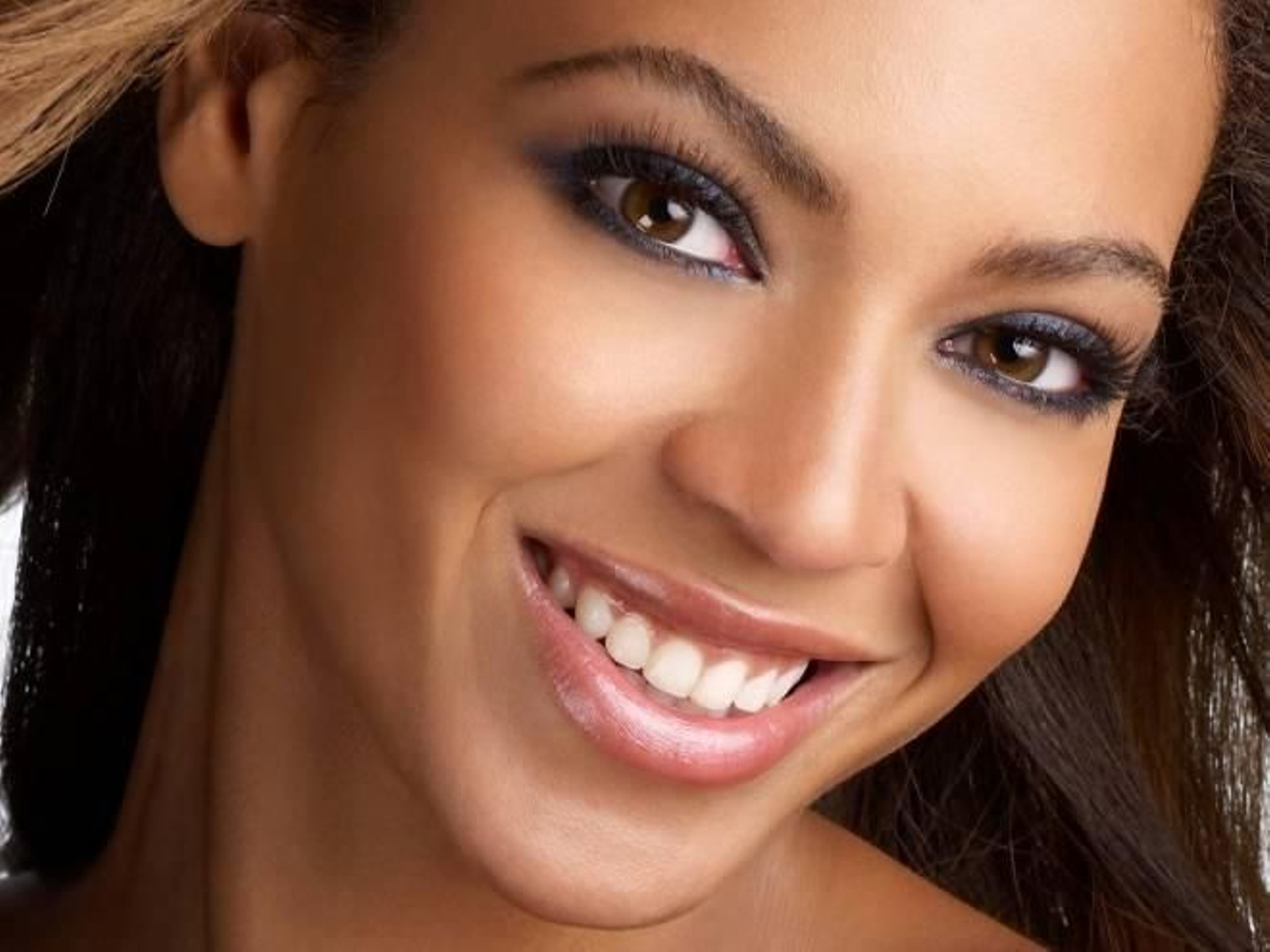 Beyonce con maquillaje