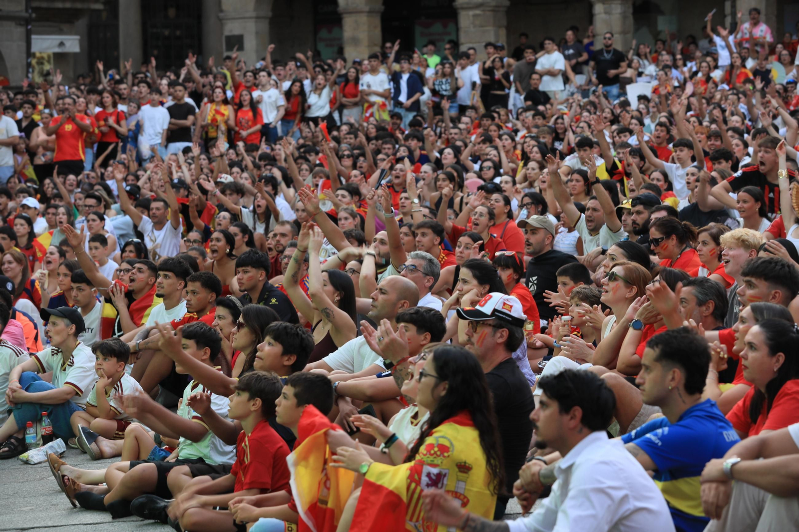 Galería | Ambiente y expectación en las terrazas de Ourense para disfrutar del partido de la selección española ante Portugal , en fotos