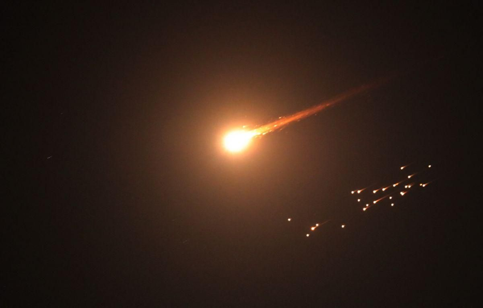 Misiles disparados desde Irán hacia Israel en represalia por los ataques.