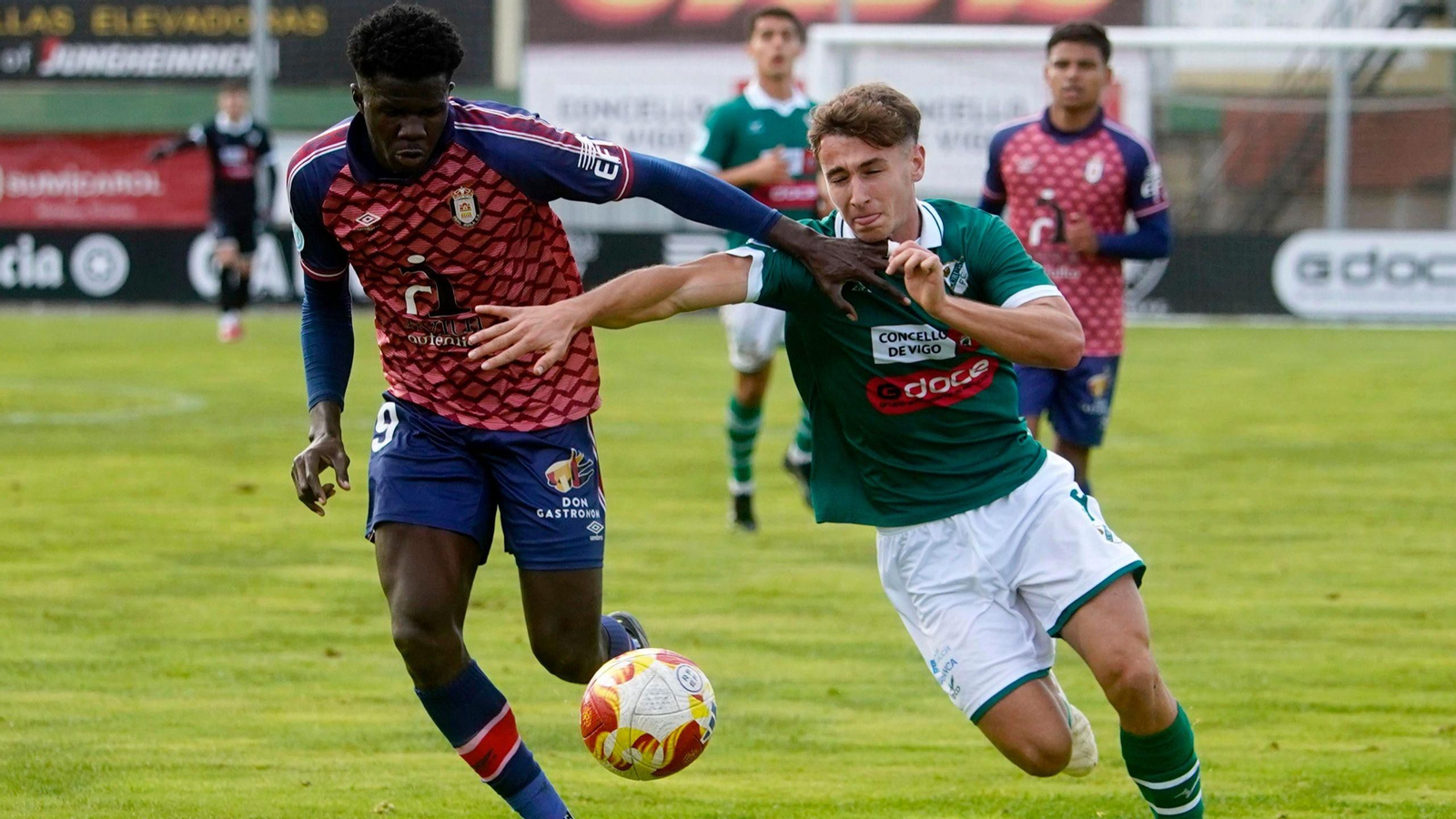 Xabi Sola trata de dejar atrás al visitante Babacar.
