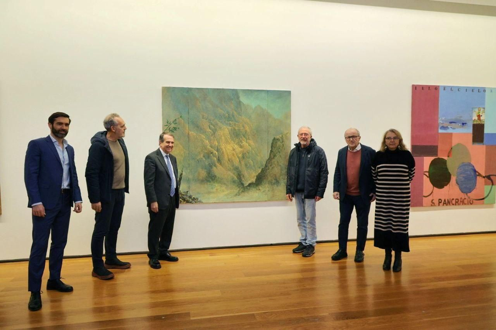 Abel Caballero, ante una obra de Alfonso Galván, acudió ayer a la inauguración de la colección propia del Marco.