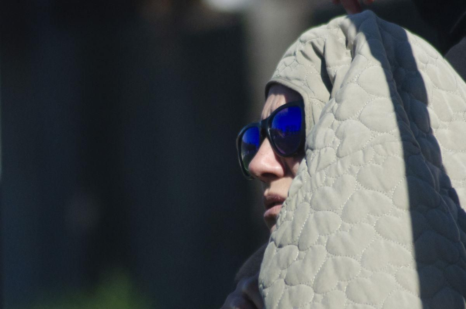 Una de las espectadoras protegiéndose del sol que brillón durante toda la jornada