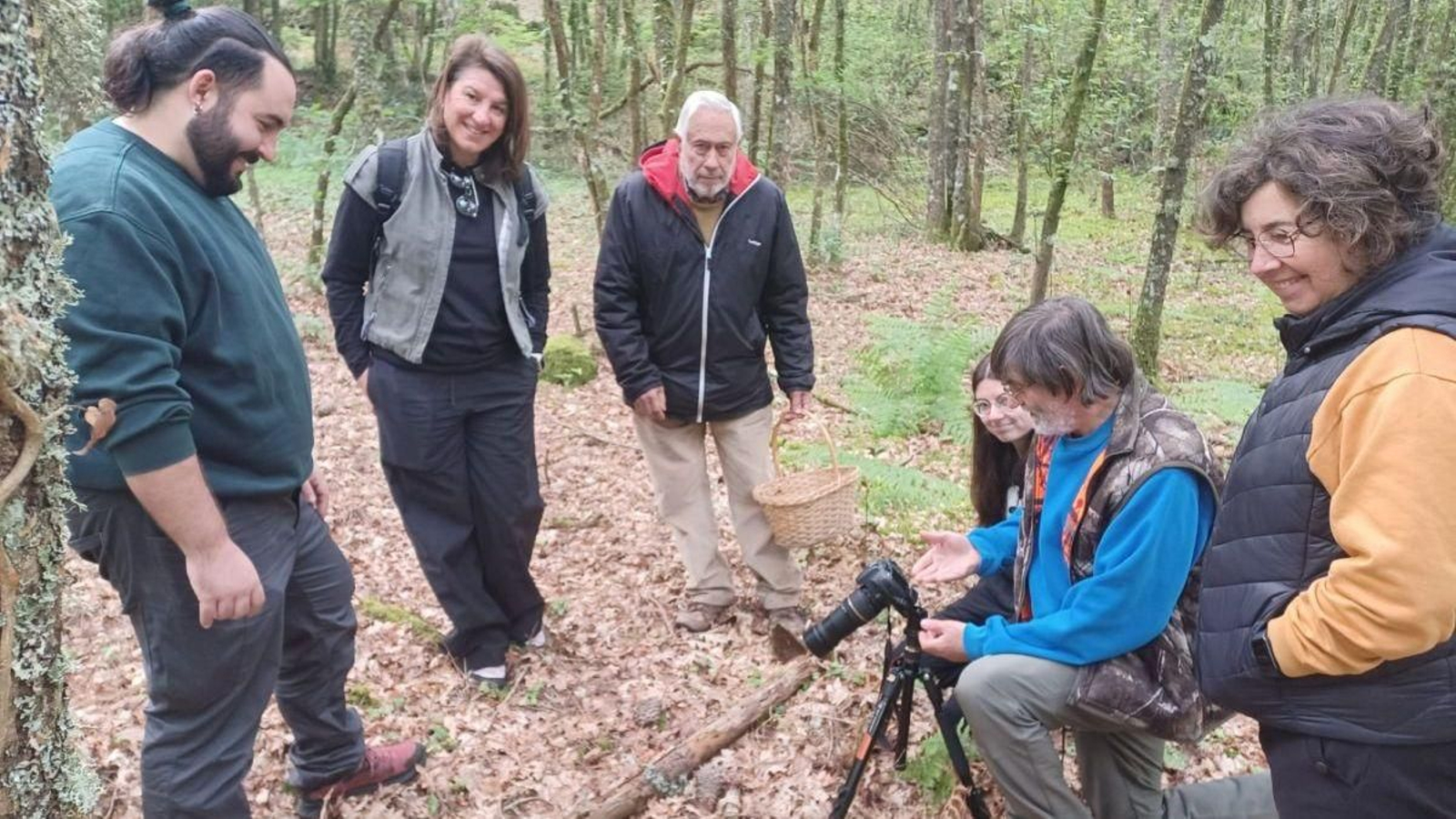 Miembros del Grupo Micolóxico Galego en Xunqueira de Ambía.