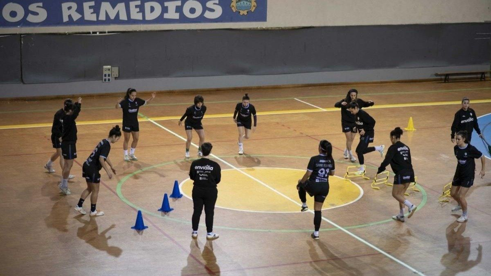 Las jugadoras del Ourense Ontime, durante un entrenamiento en Os Remedios (foto: Xesús Fariñas)