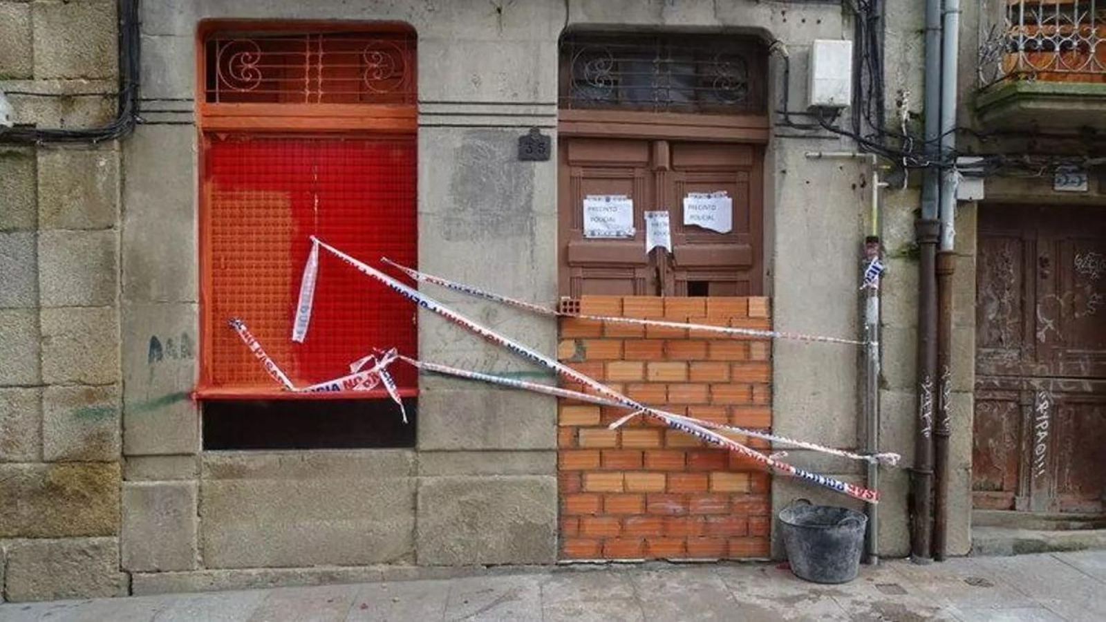El inmueble de la calle Libertad, tras ser precintado por la Policía Nacional en la redada antidroga.