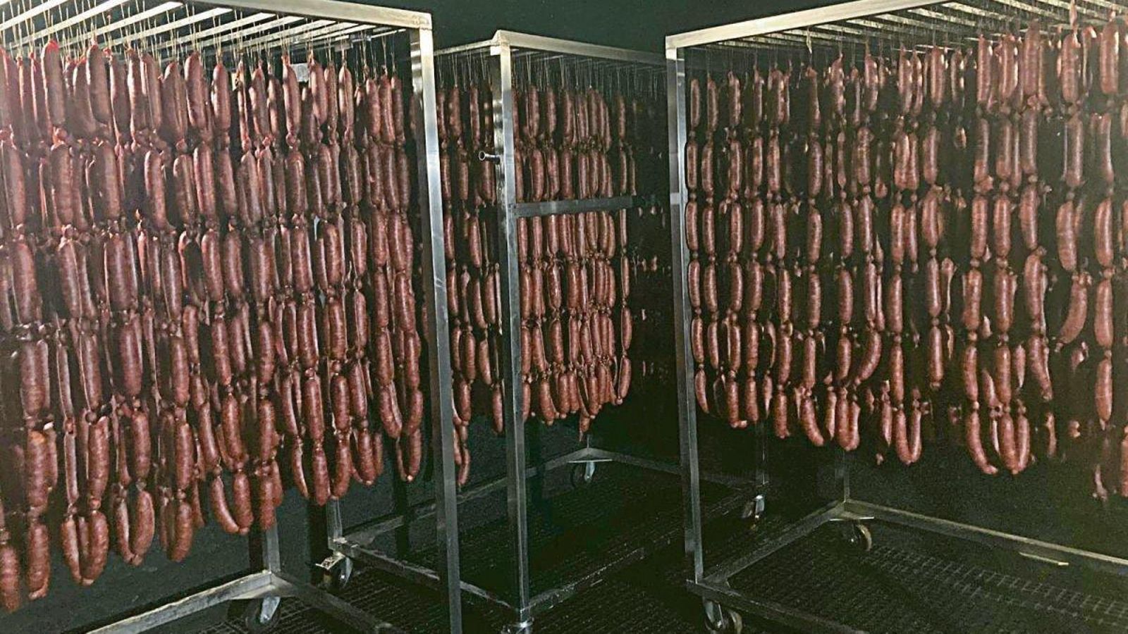 Fumeiro con embutidos da empresa de Maceda O Rualdi.