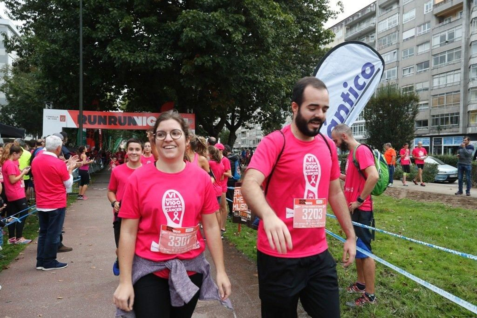 El color rosa abarrotó la Avenida de Castelao - JV Landín 050