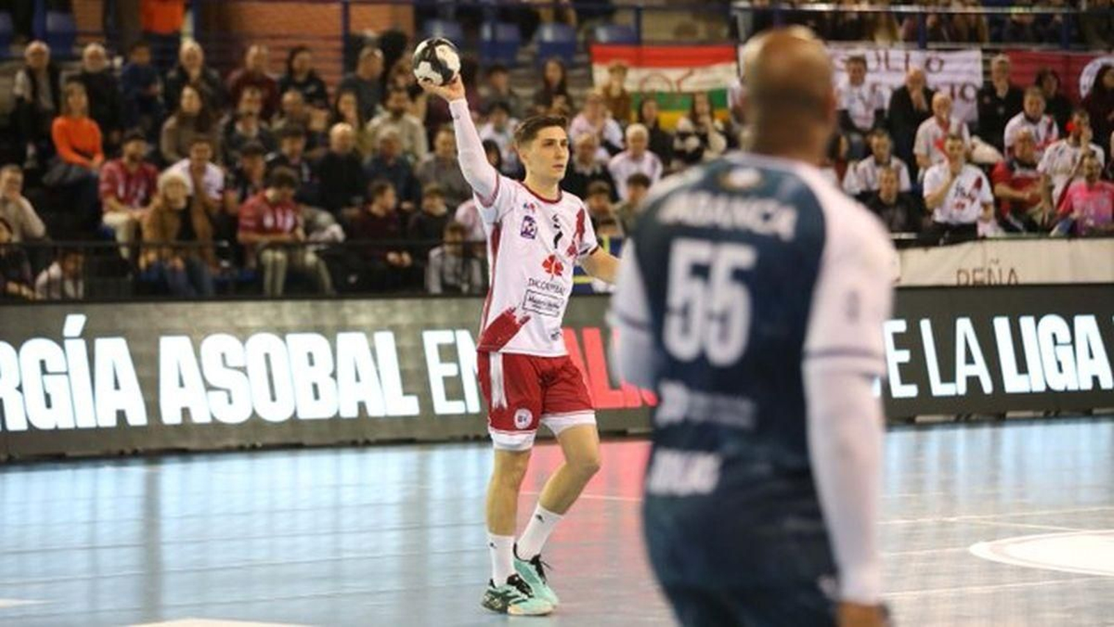 Ángel Rivero (55), del Cangas, vigila a lo lejos al local Preciado.