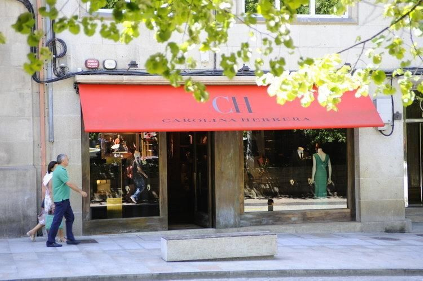 Exterior de la tienda de Carolina Herrera de Ourense, situada en el parque de San Lázaro.