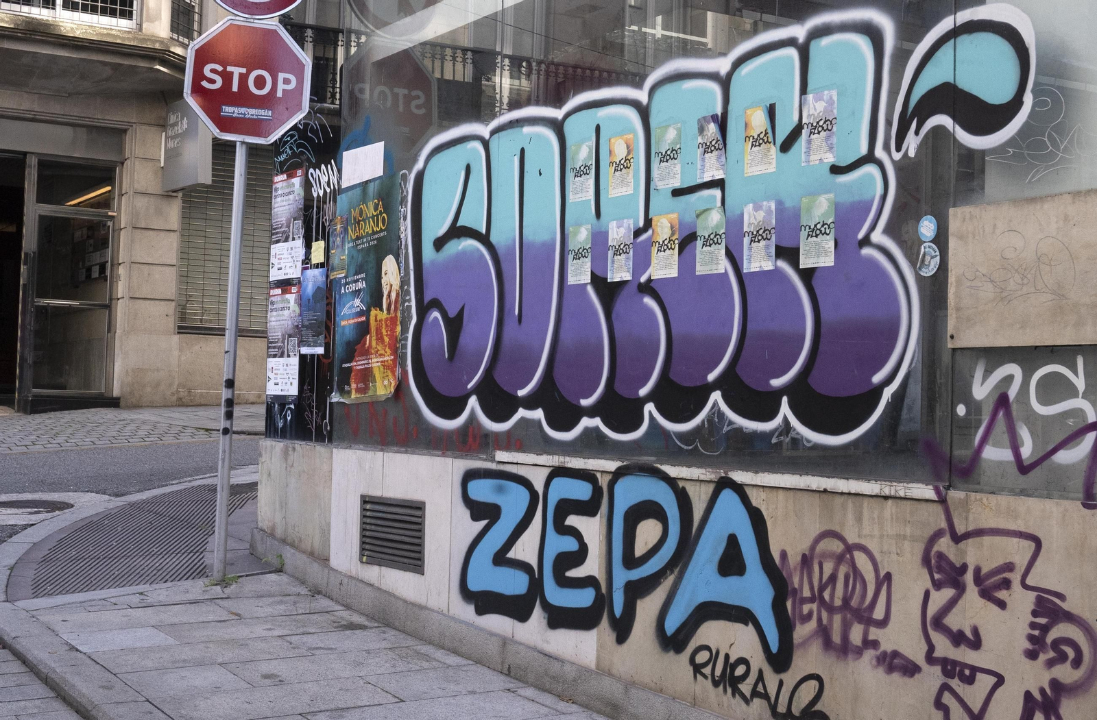 Galería | Vigo, lleno de pintadas que 'ensucian' el centro