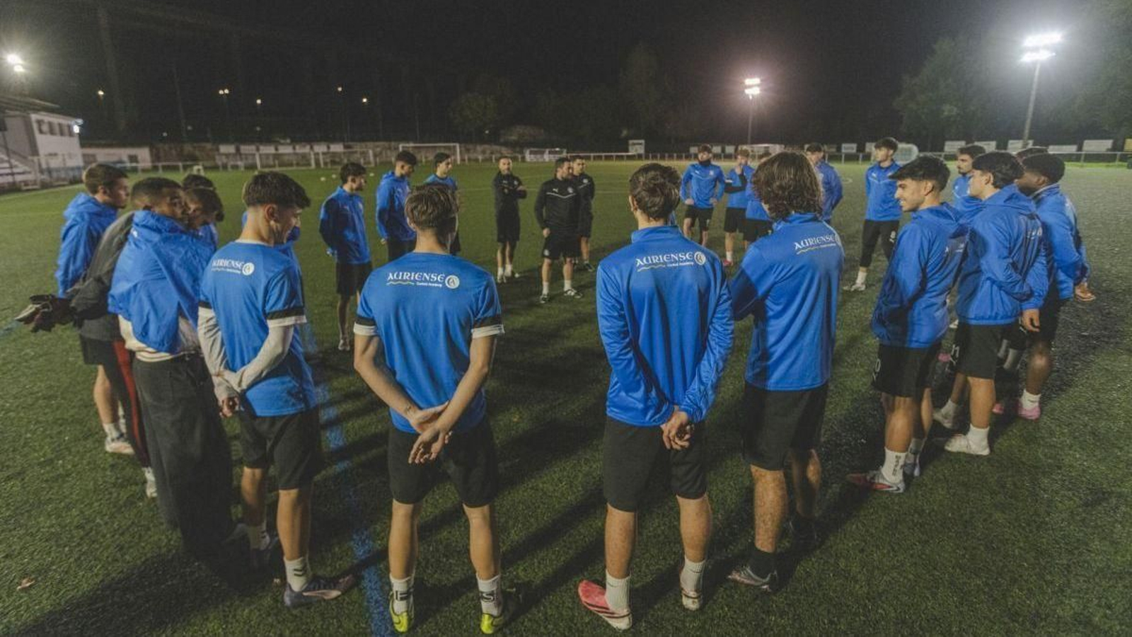 Dani Prado, entrenador del Auriense, se dirige a sus jugadores en el último entrenamiento.