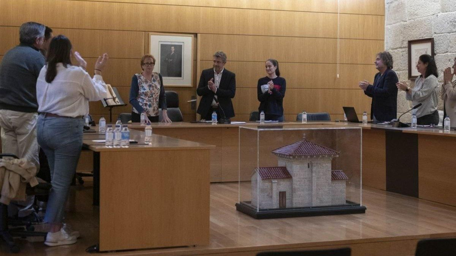 El salón de plenos albergó, antes de la sesión, un homenaje a Pilar Vázquez. (Foto: Martiño Pinal)