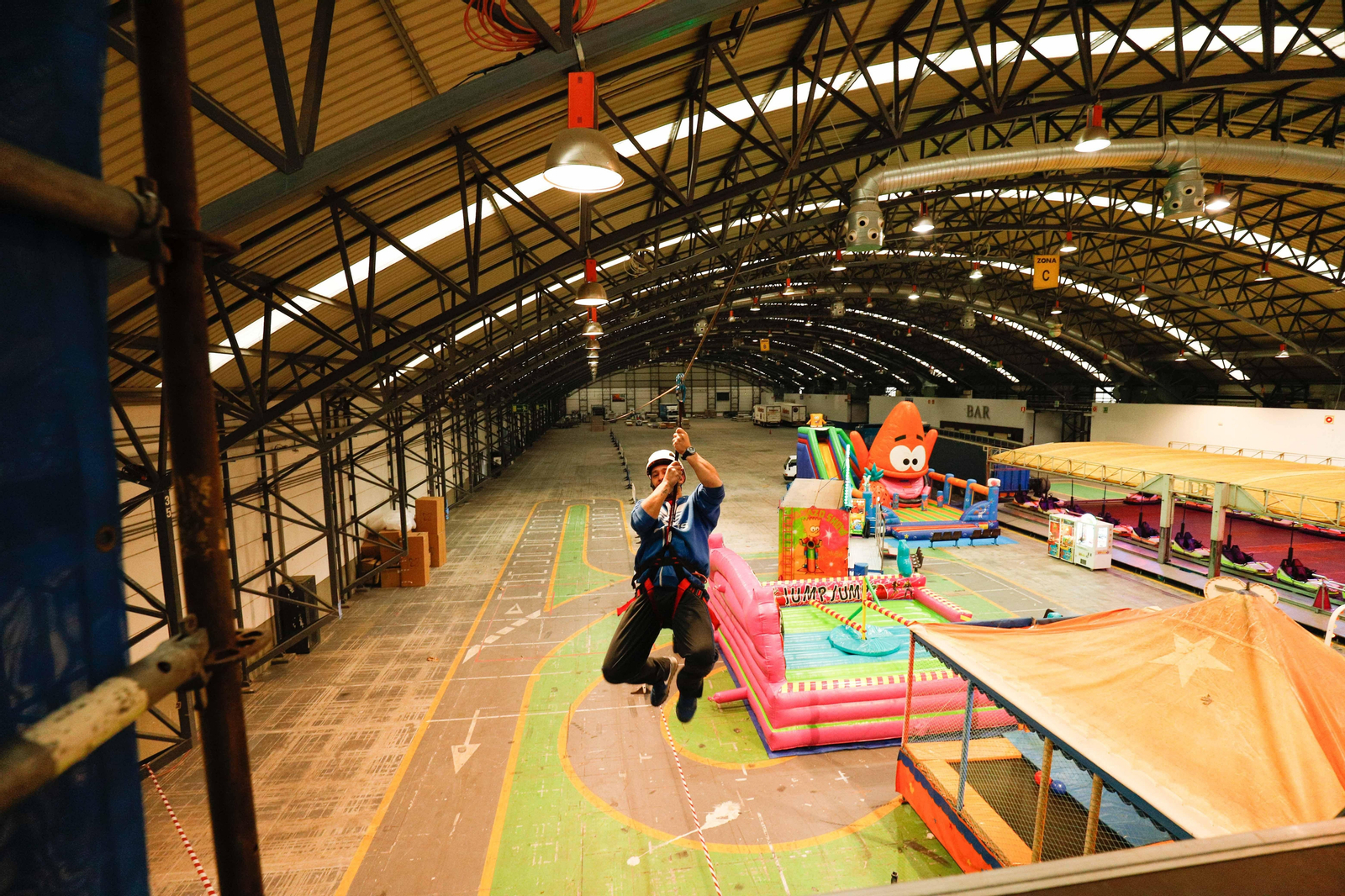 Los más atrevidos testaron ayer la segunda mayor tirolina de Europa que estará en el Ifevi hasta mañana.