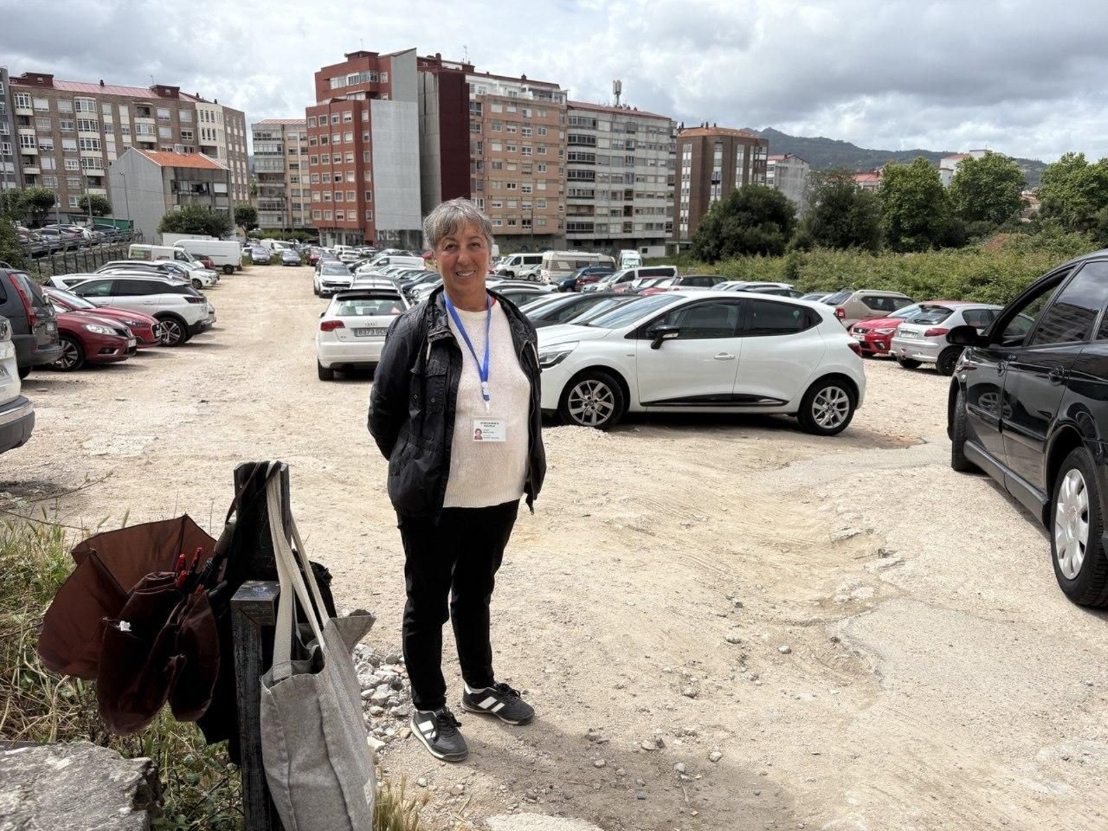 María José, en su puesto de trabajo, al que acude a diario en horario de mañana y tarde, con su identificación que le habilita para la gestión del parking.