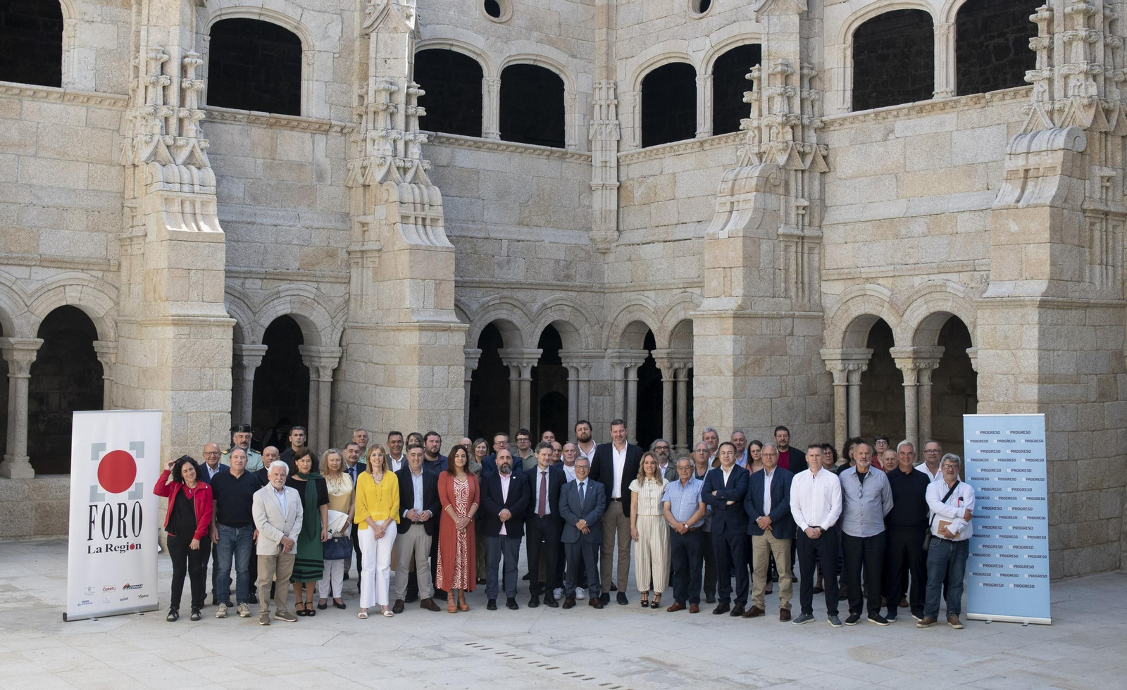 Foto de familia de las distintas autoridades presentes en el Parador de Santo Estevo, en el foro organizado por La Región y El Progreso.
