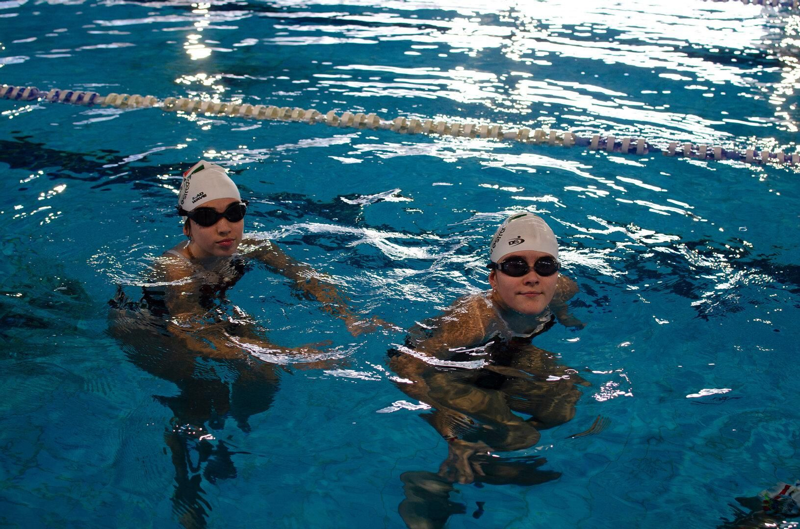 Julia e Itza, ya dentro del agua, antes de comenzar su participación en la prueba de salvamento.