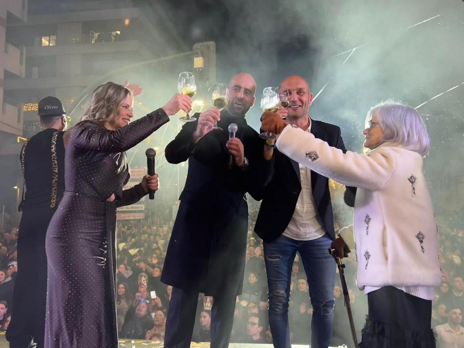 Brindis en la fiesta de Pre Fin de Año de O Porriño.