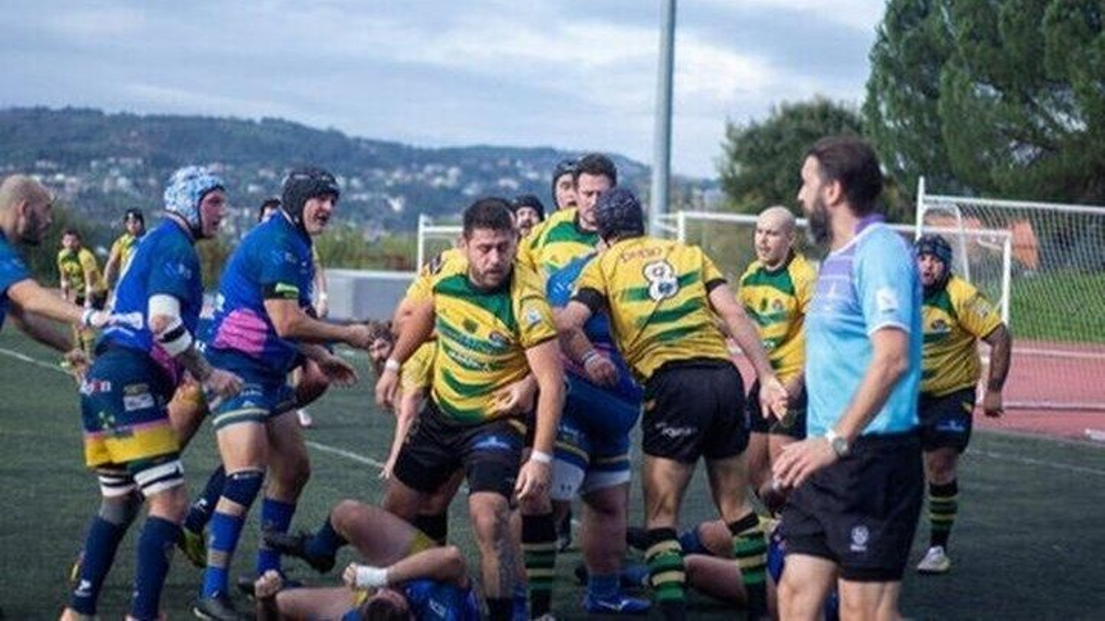 Un partido en la zona deportiva del campus de Ourense.