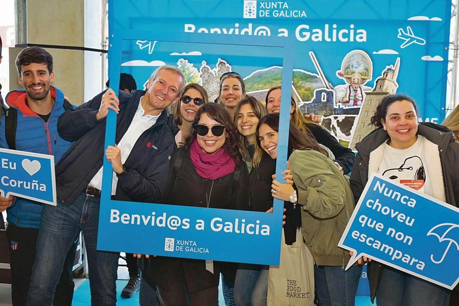 Rueda, ayer en Oroso (A Coruña), con algunas de las beneficiarias del programa.