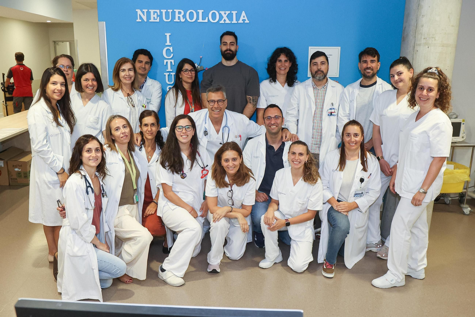 El jefe de Neurología, José Luis Maciñeiras, en el centro con un fonendo, junto al jefe de la Unidad de Ictus, Pablo Vicente Alba, y parte del equipo.