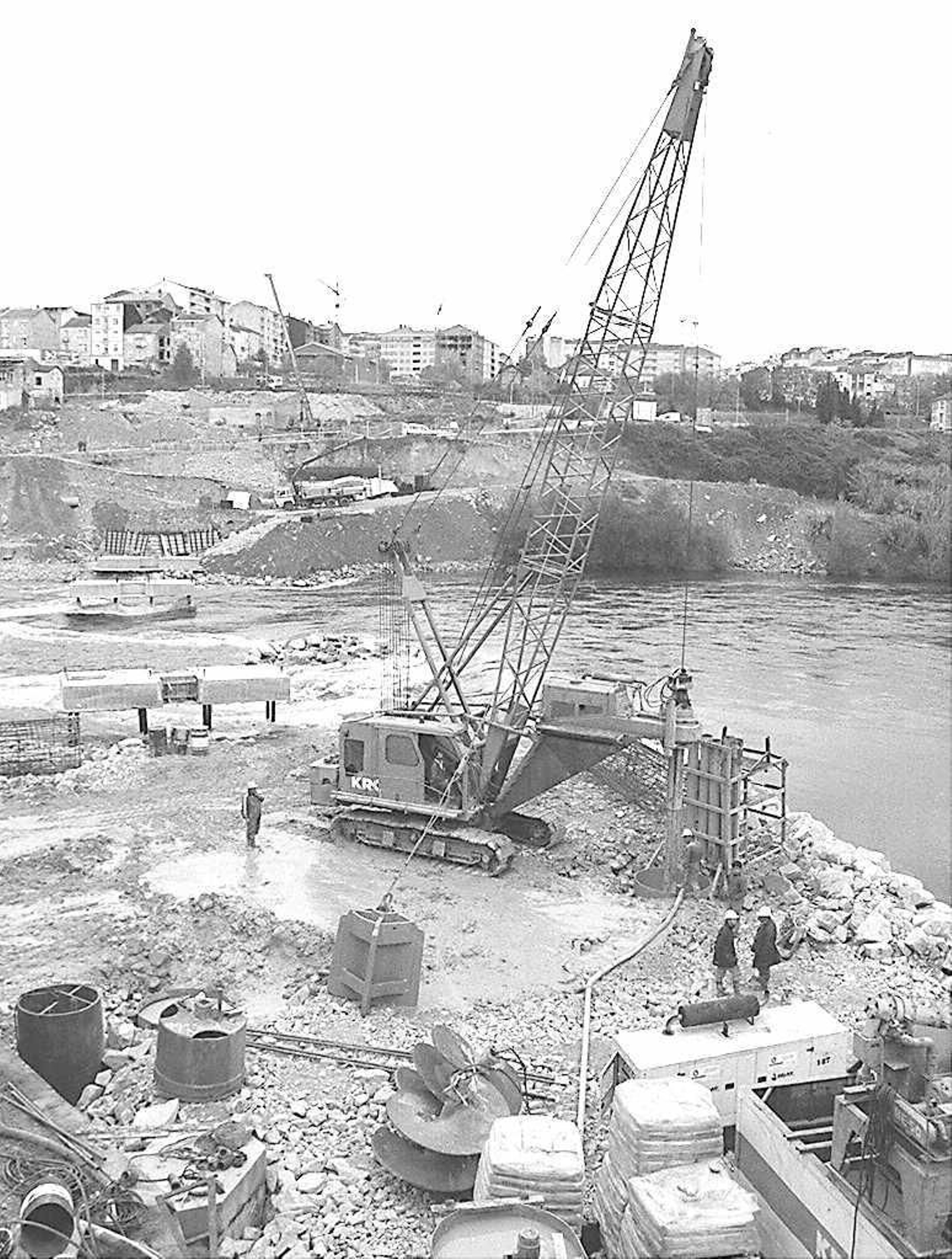 La construcción del emblemático Puente del Milenio hace 25 años cambiaba el skyline de Ourense, en fotos