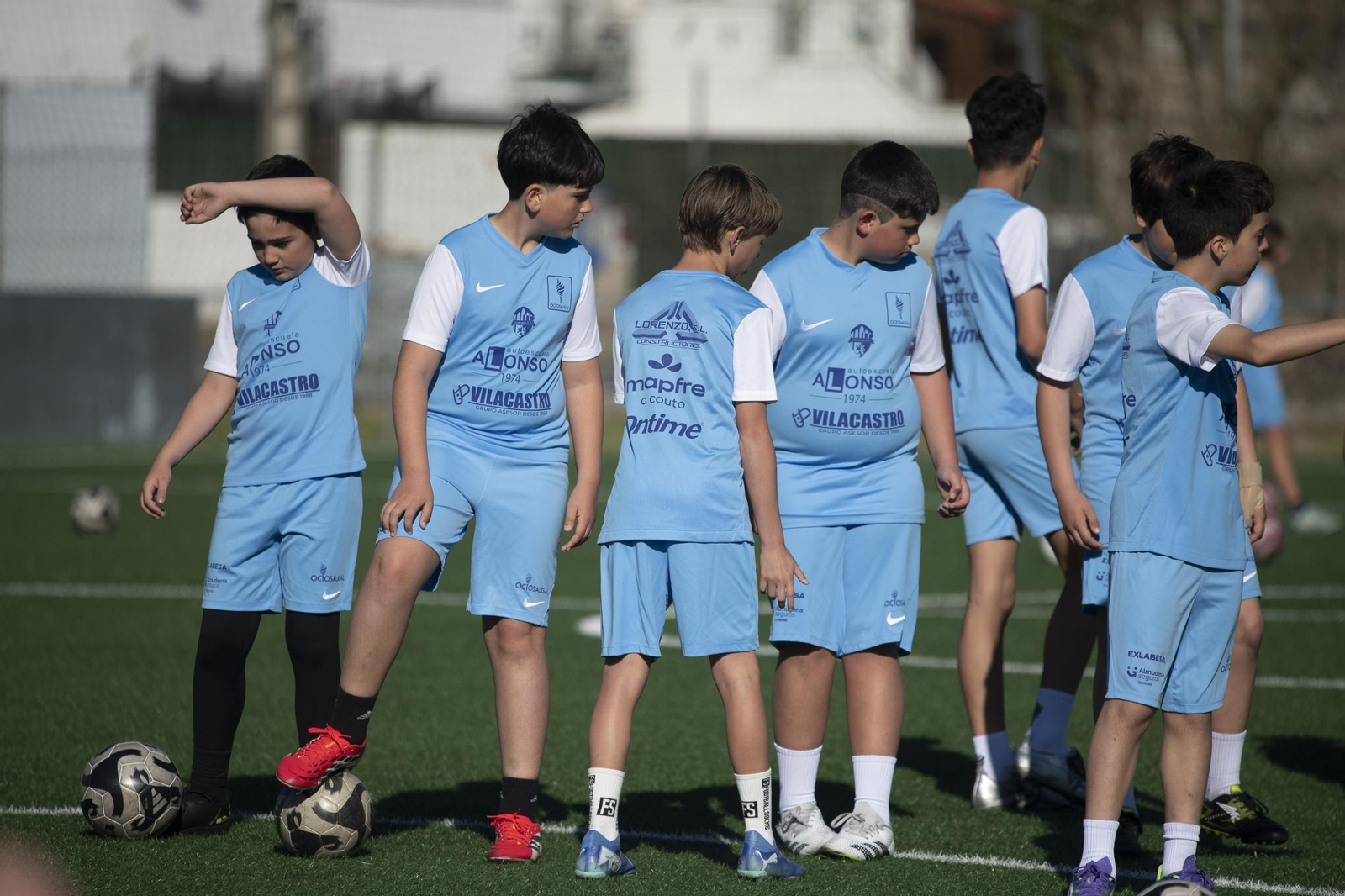 Galería |  El futbol base ourensano se divierte durante la Semana Santa