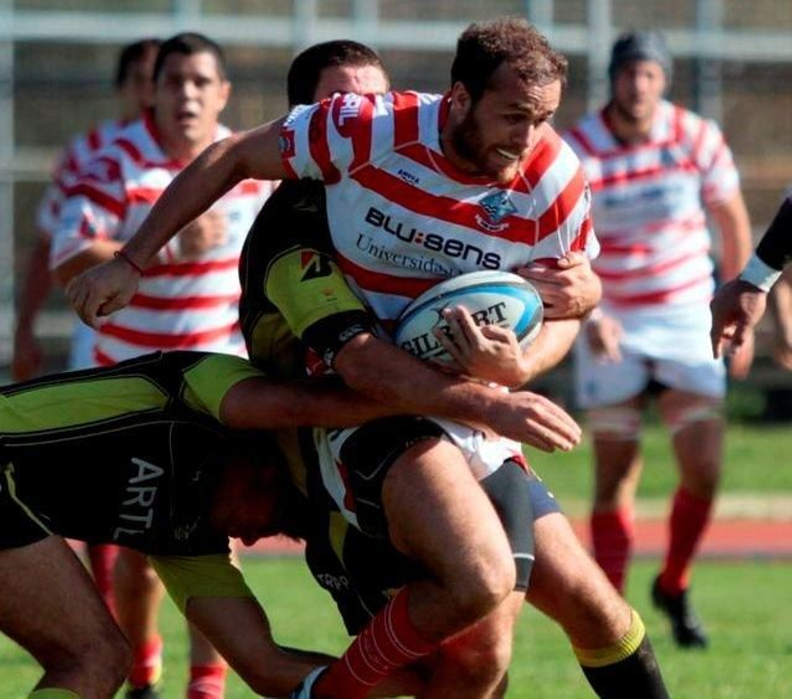 Parata, que anotó dos ensayos, es placado por dos jugadores del Getxo.