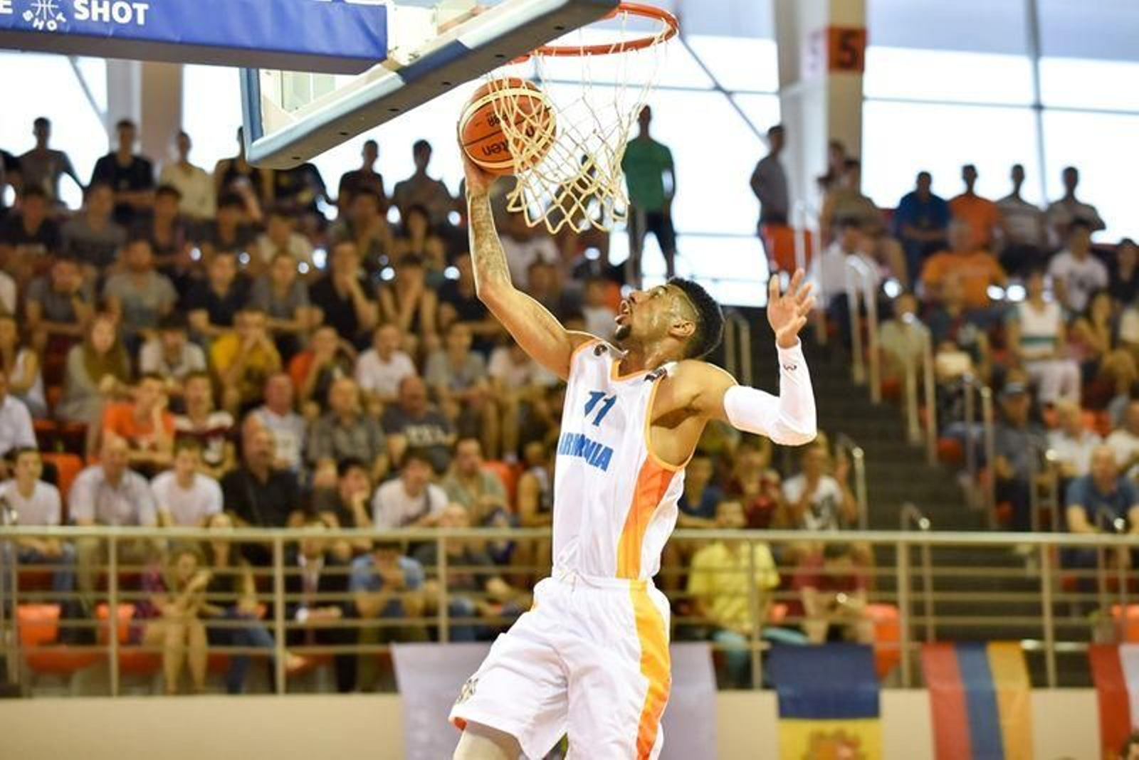 Andre Spight se dispone a anotar una canasta en un partido con la selección de Armenia.