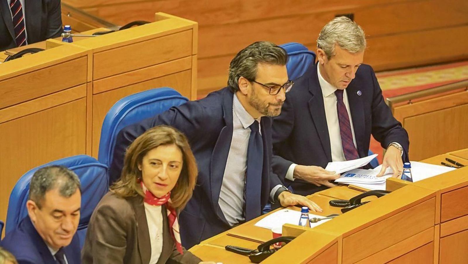 Román Rodríguez, Ángeles Vázquez y Diego Calvo, ayer con Alfonso Rueda en el Parlamento.
