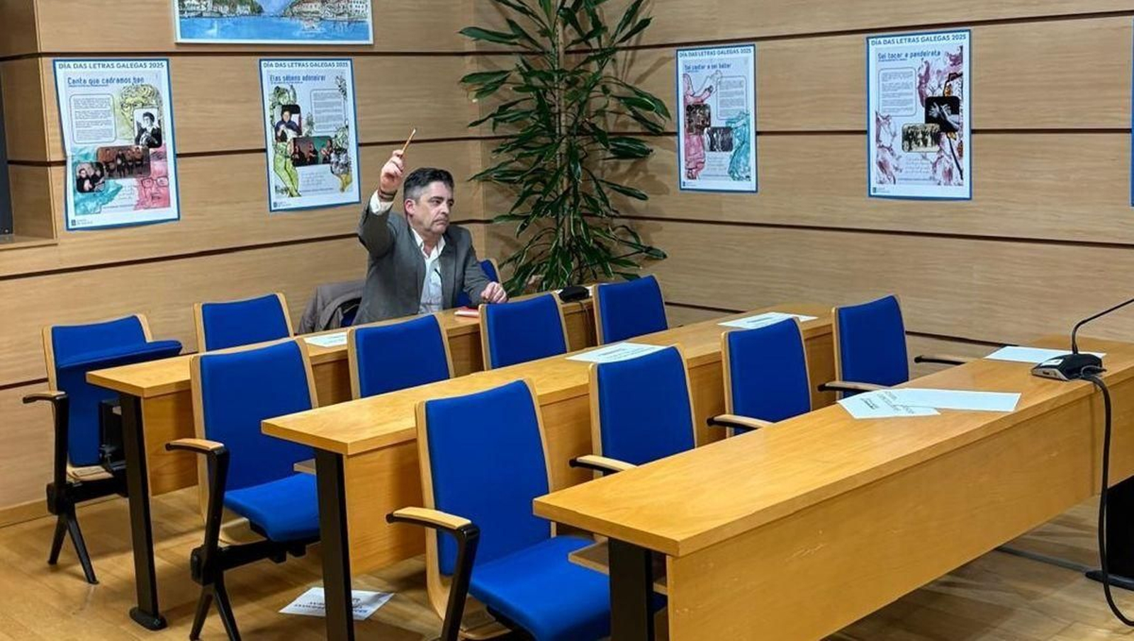 El portavoz cel PSOE en Moaña en una votación en el salón de plenos.