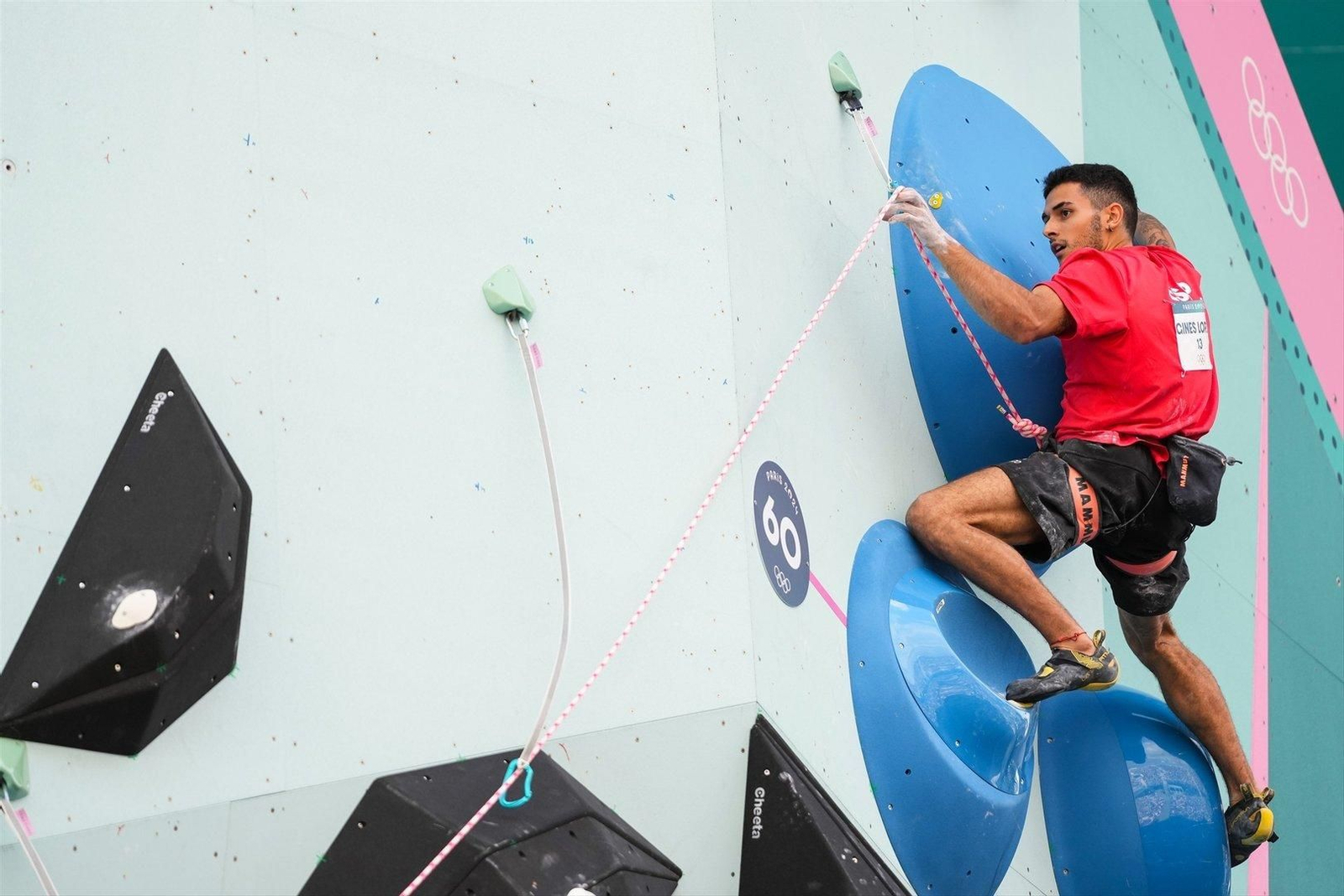 Alberto Ginés en la final de escalada deportiva en París. // EP