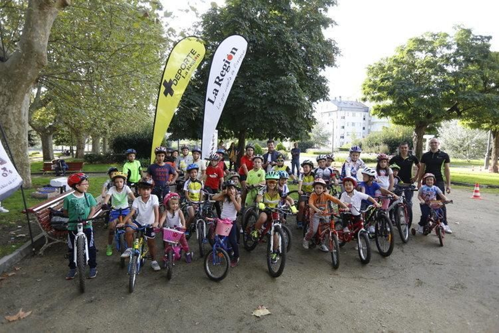 Los participantes de la yincana ciclista disfrutaron en la Alameda de un circuito con rampas, conos y pasos estrechos.