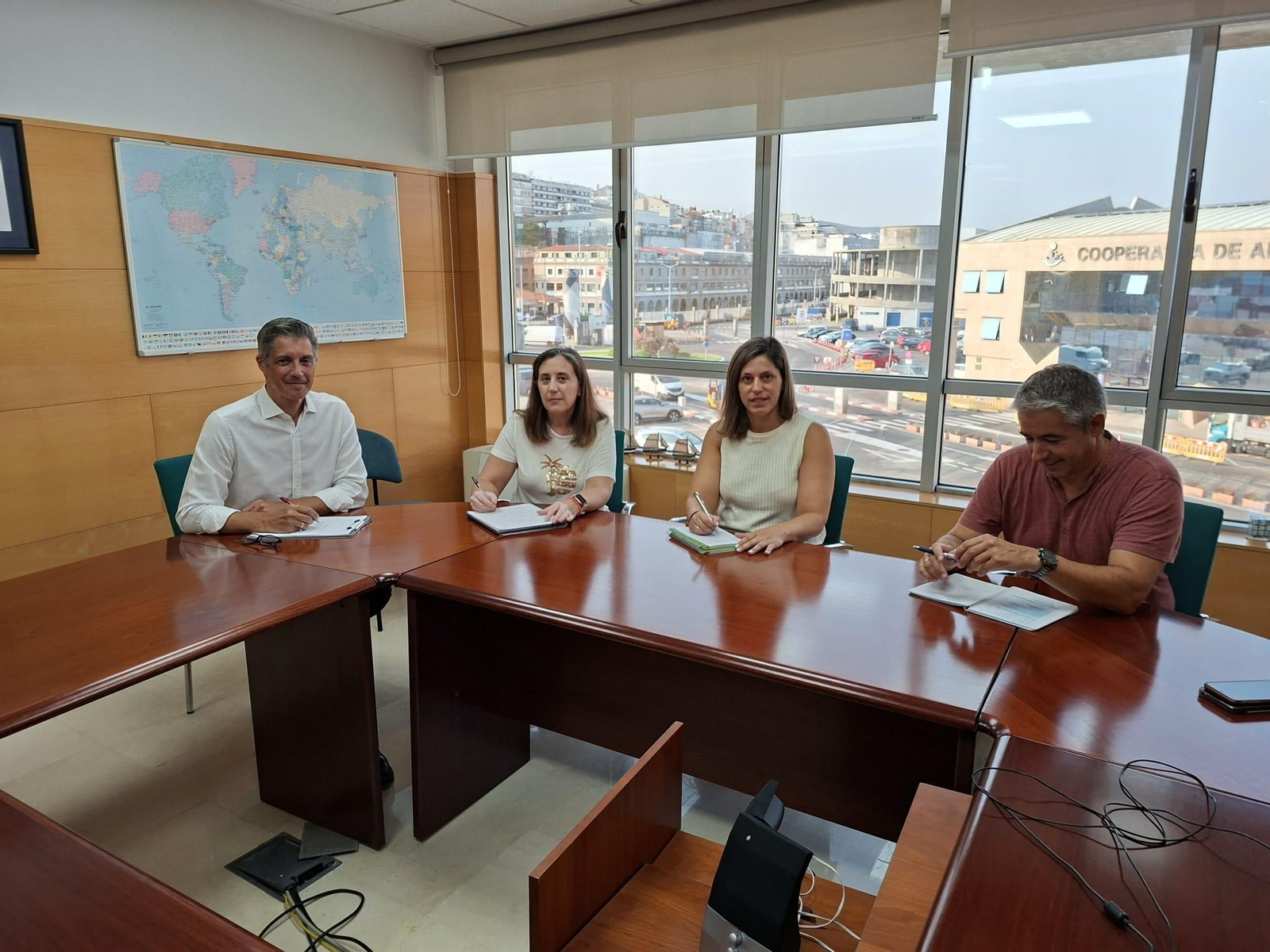 Reunión de trabajo entre representantes de la APV y del CTAG ayer en O Berbés.