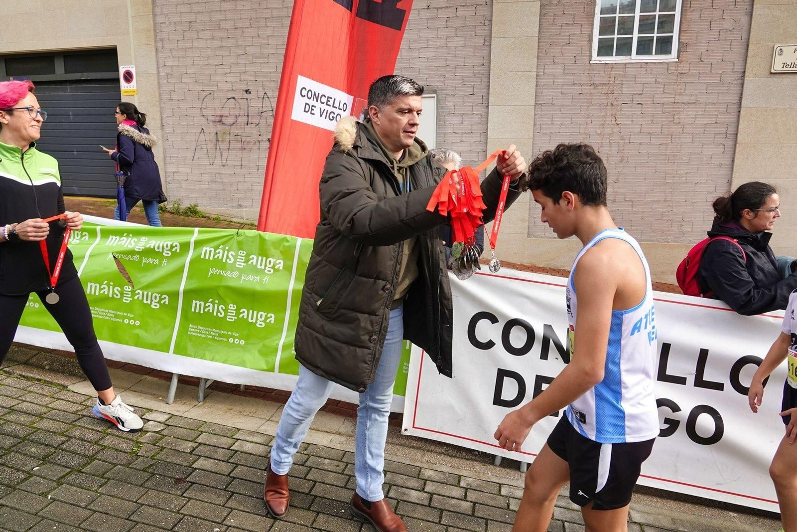 Entrega de medalla en la carrera Vigo+11 en Coia.