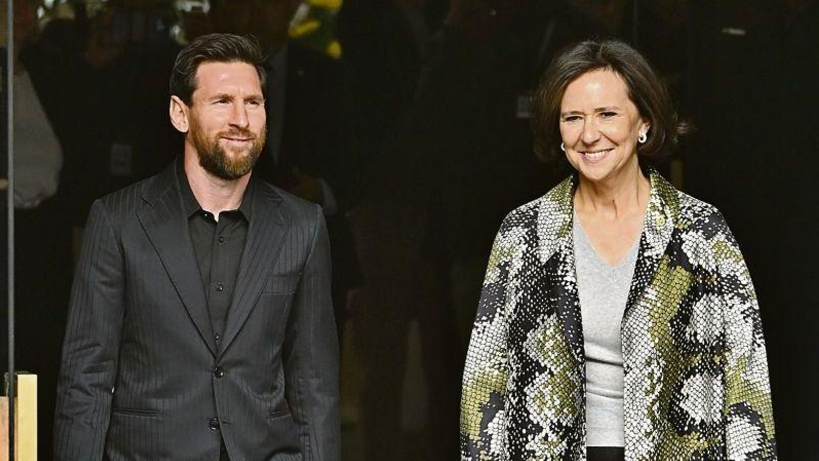 Leo Messi y junto a la directora de la Fundación Princesa de Asturias, Teresa Sanjurjo.
