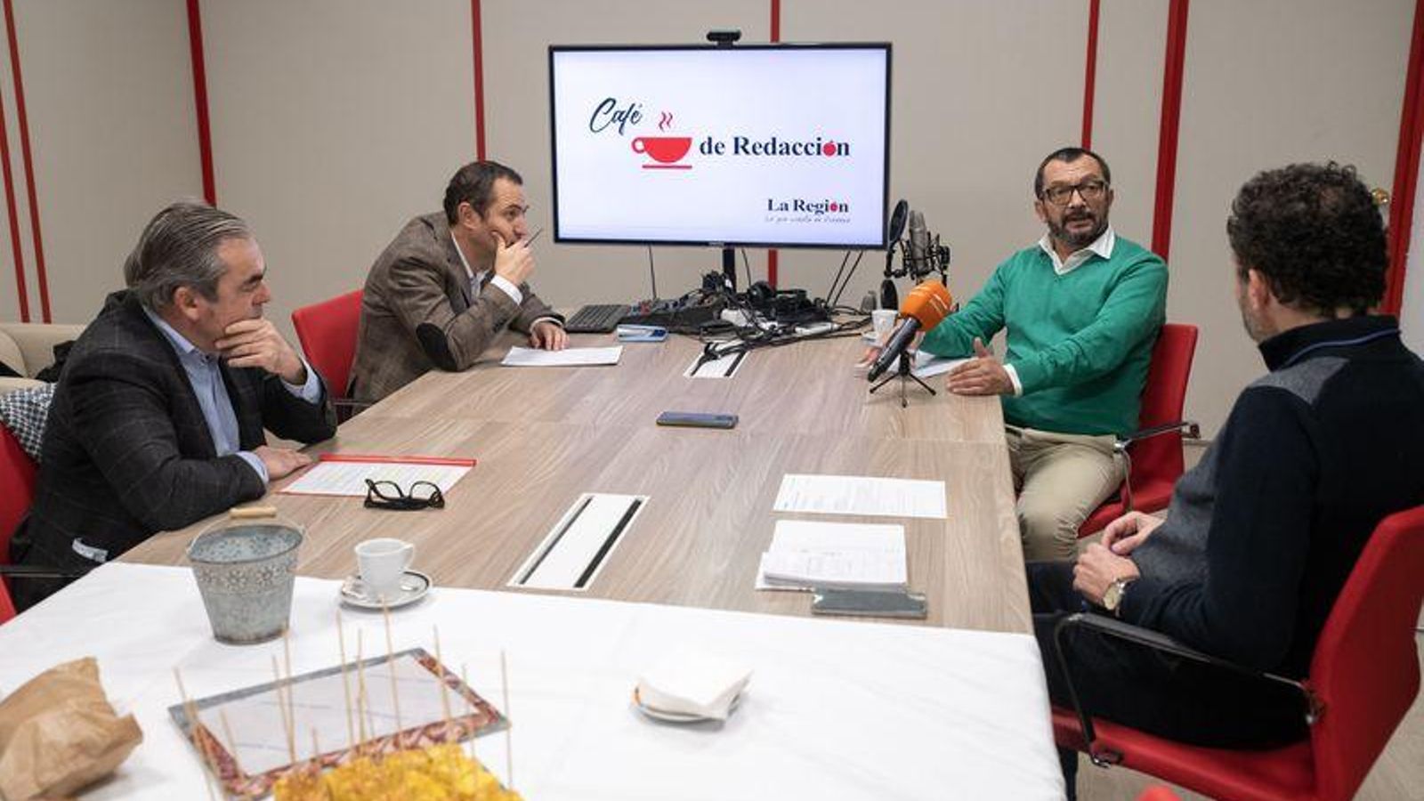 SAN CIBRAO DAS VIÑAS (LA REGIÓN-TELEMIÑO). 17/12/2021. OURENSE. Jorge Eiroa, director de compras de Vegalsa-Eroski, Benjamín Vázquez, director de marketing de Coren, e Carlos Parra, cociñeiro no Castelo de Maceda, nunha entrevista en La Región no programa 