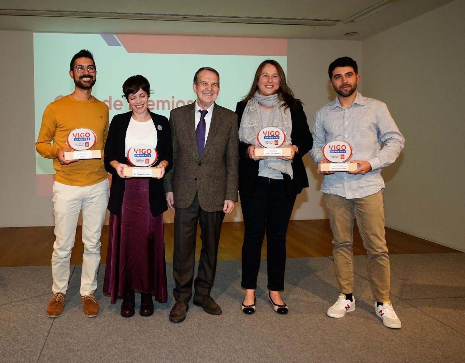 El alcalde Abel Caballero, ayer en el Marco con los responsables de las empresas premiadas esta edición: Science and Business, IRVE Licitacións, Eingal y As Peaky Branders.