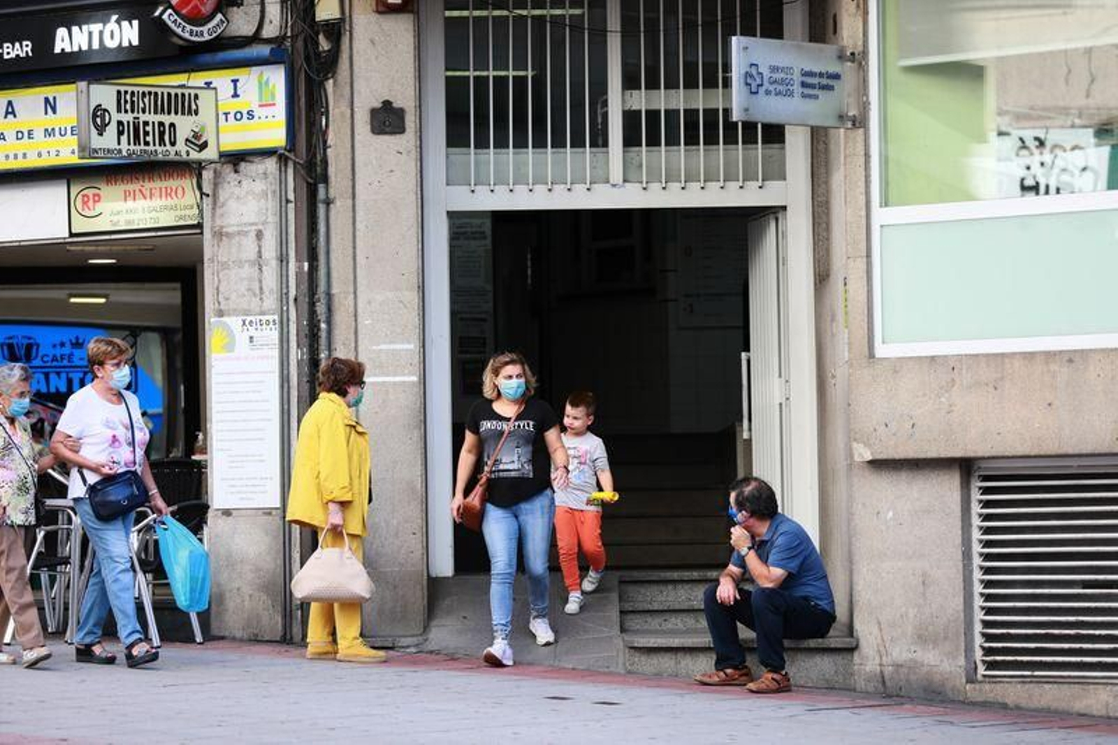 Pacientes del centro de salud Nóvoa Santos, en la entrada de las instalaciones. (FOTO: José Paz)