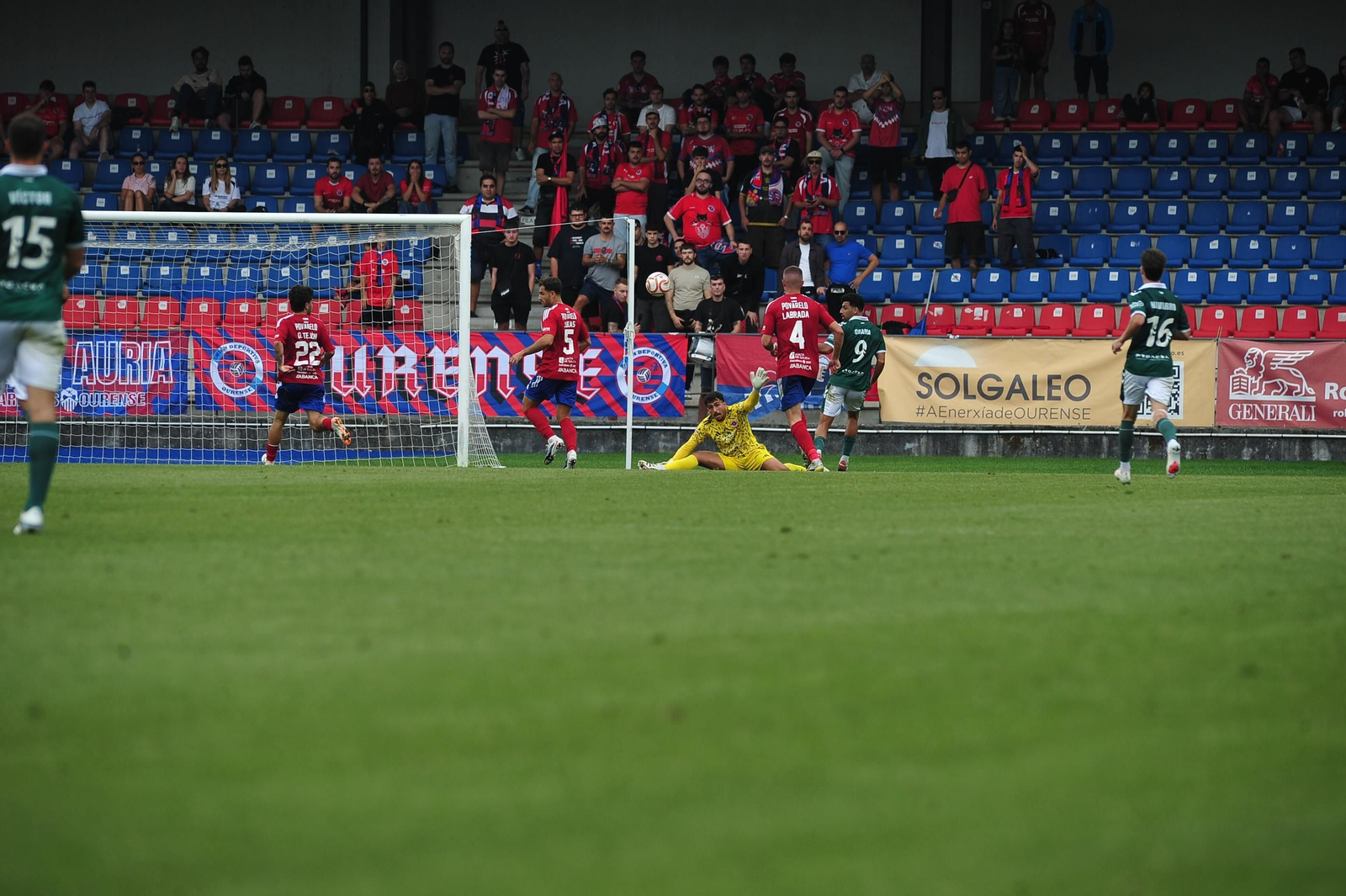 Galería | O Couto disfruta del buen tiempo y el empate de la UD Ourense ante el Cacereño