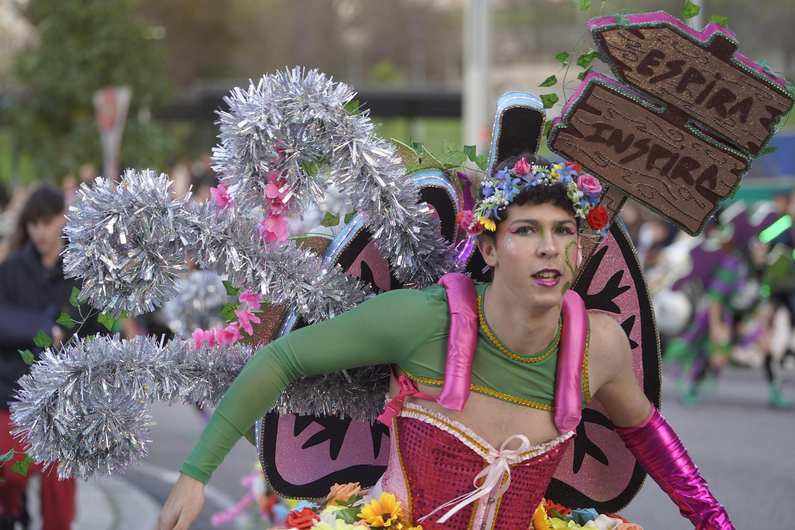 Galería | El desfile de comparsas del Entroido 2026 ilumina las calles de Vigo