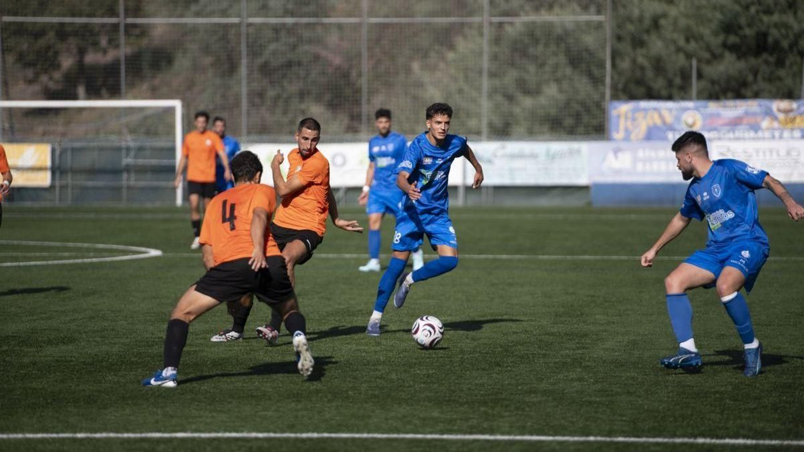 Brais Dalama, del Barbadás, intenta buscar la pelota en el duelo ante el Porriño Industrial.