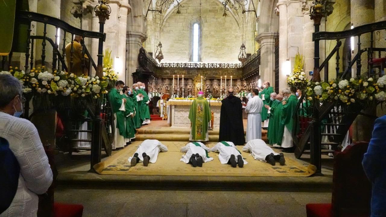 La catedral de Tui acogió ayer la ordenación de los dos diáconos y dos sacerdotes en una ceremonia presidida por el obispo, Luis Quinteiro Fiuza. // Vicente Alonso