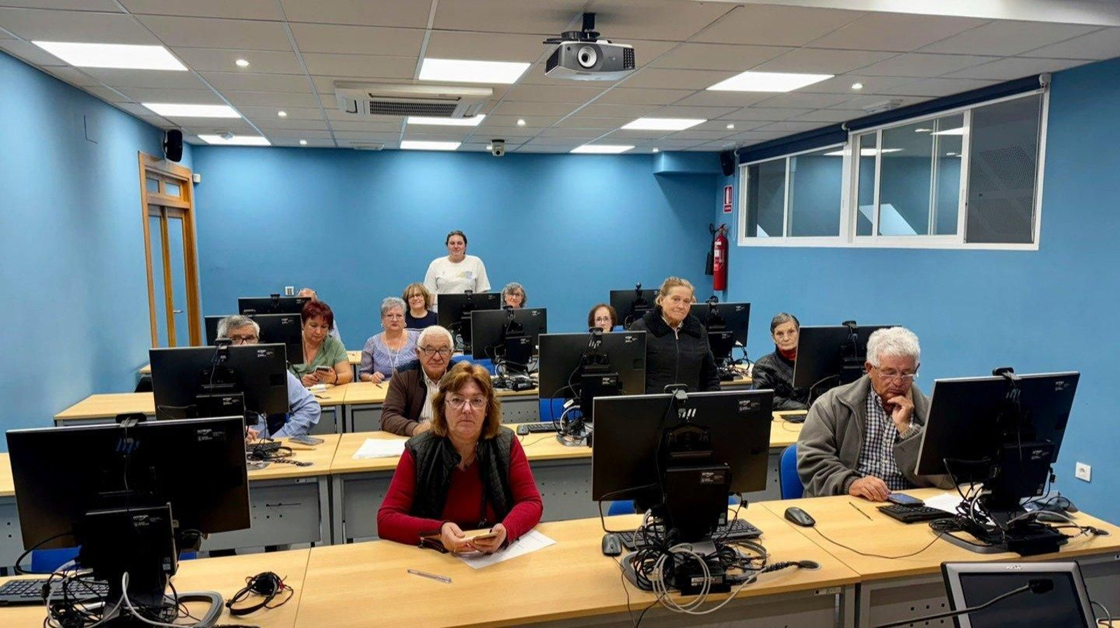 La segunda edición del curso de formación en internet y telefonía móvil cuenta con una treintena de participantes.