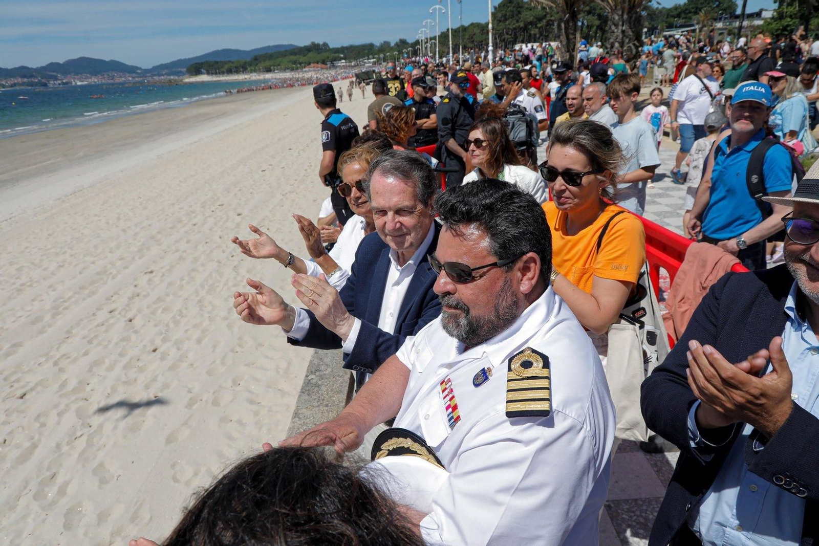 Exhibición flota Dédalo 24 en Samil, con Abel Caballero en primera línea.