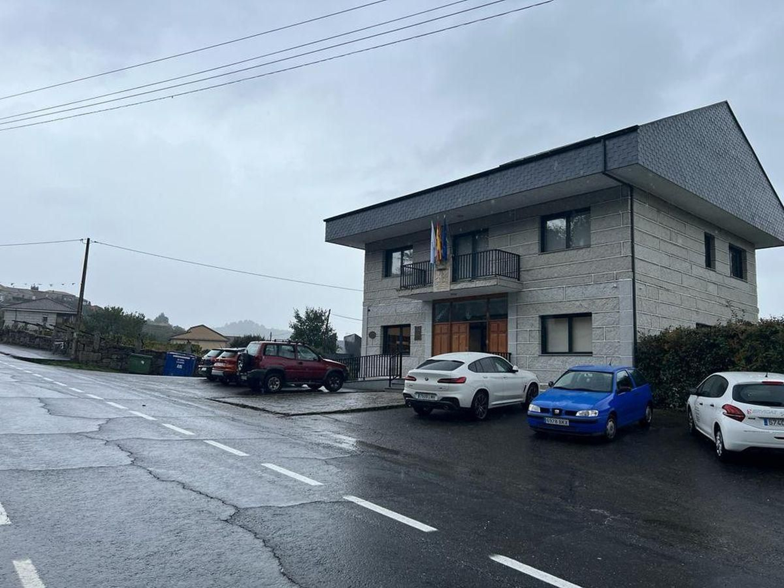 La Casa Consistorial de Beade está ubicada en la denominada calle Caudillo.