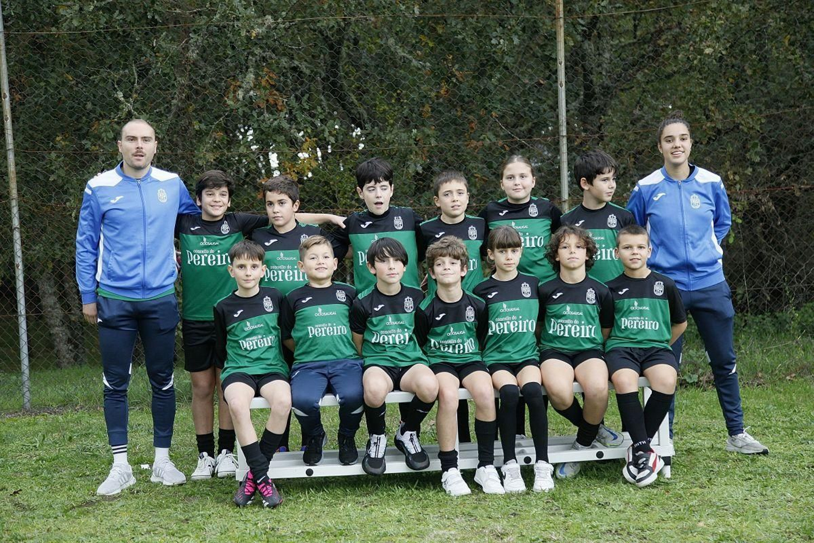 La plantilla y los entrenadores del conjunto alevín B del Club Deportivo Concello de Pereiro.