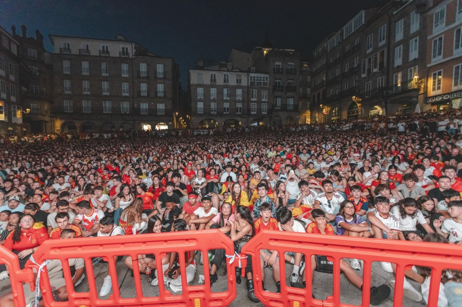 Galería | La ilusión por España en la semifinal tiñe de rojo la provincia de Ourense, en fotos
