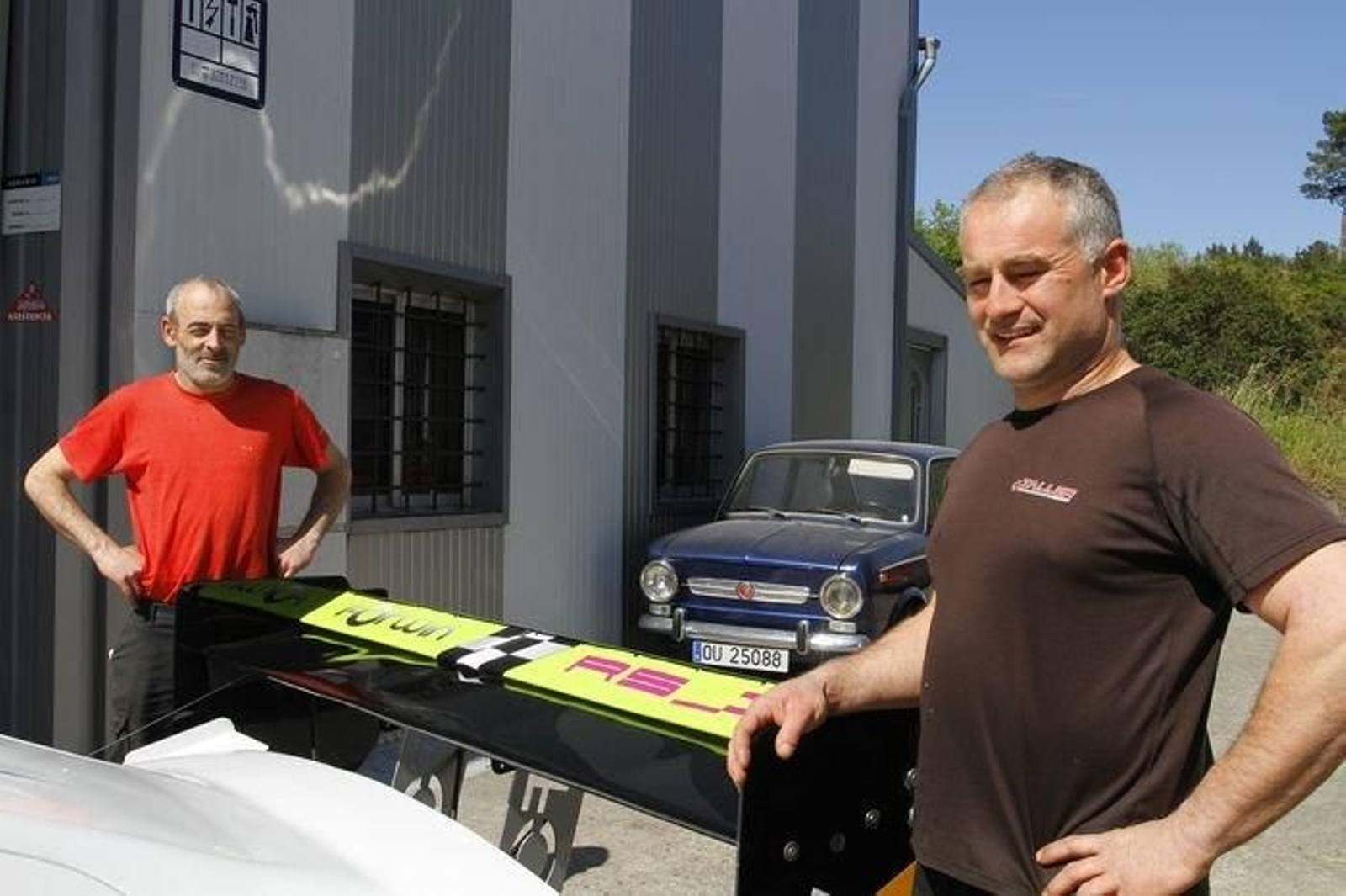 Roberto Guerrero y Jesús López, con su creación.