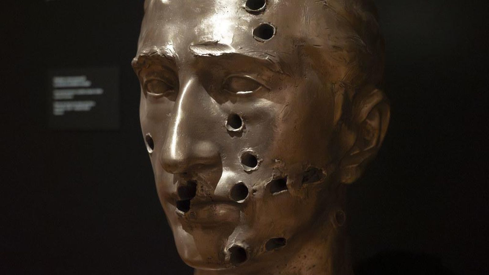 Un rostro acribillado por las balas